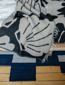 Snäcka (Shell) Wool Blanket | coal + beige